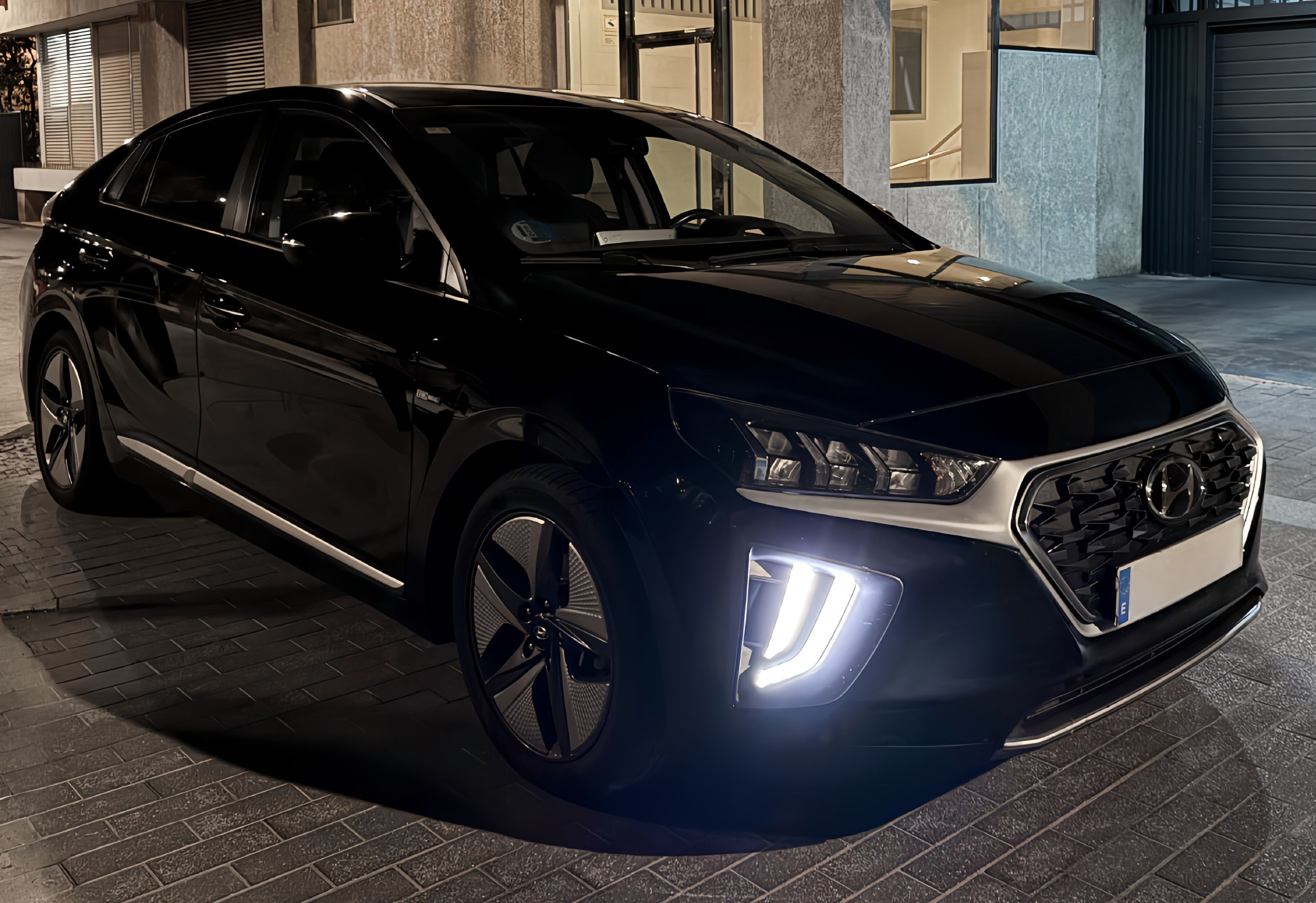 Hyundai Ioniq Hybrid · Negro